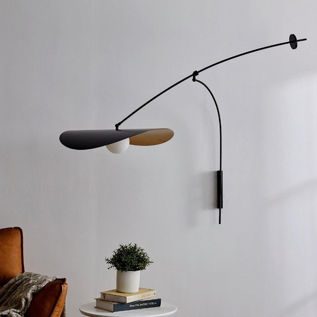 Tirove wandlamp van glas in minimalistisch ontwerp