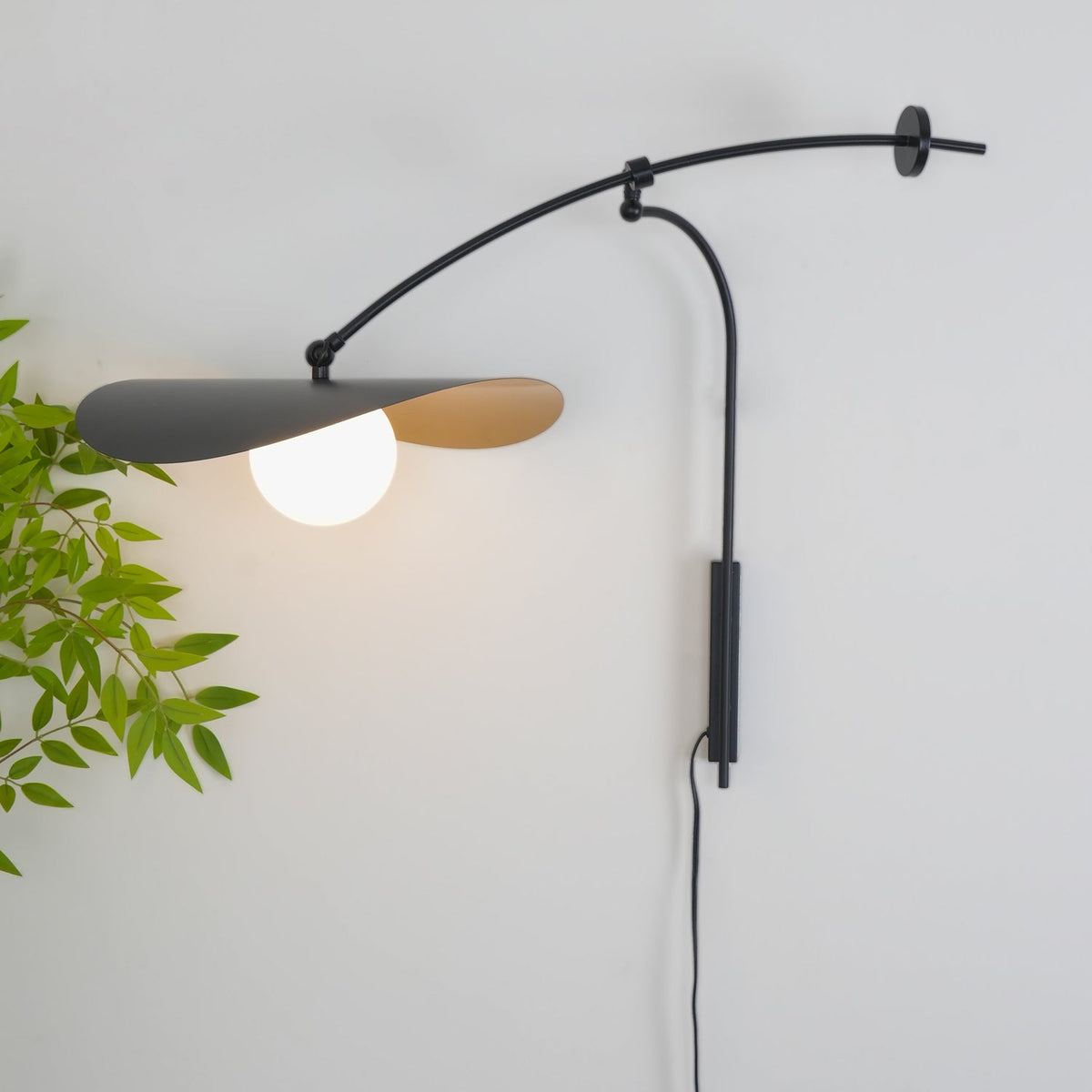 Tirove wandlamp van glas in minimalistisch ontwerp