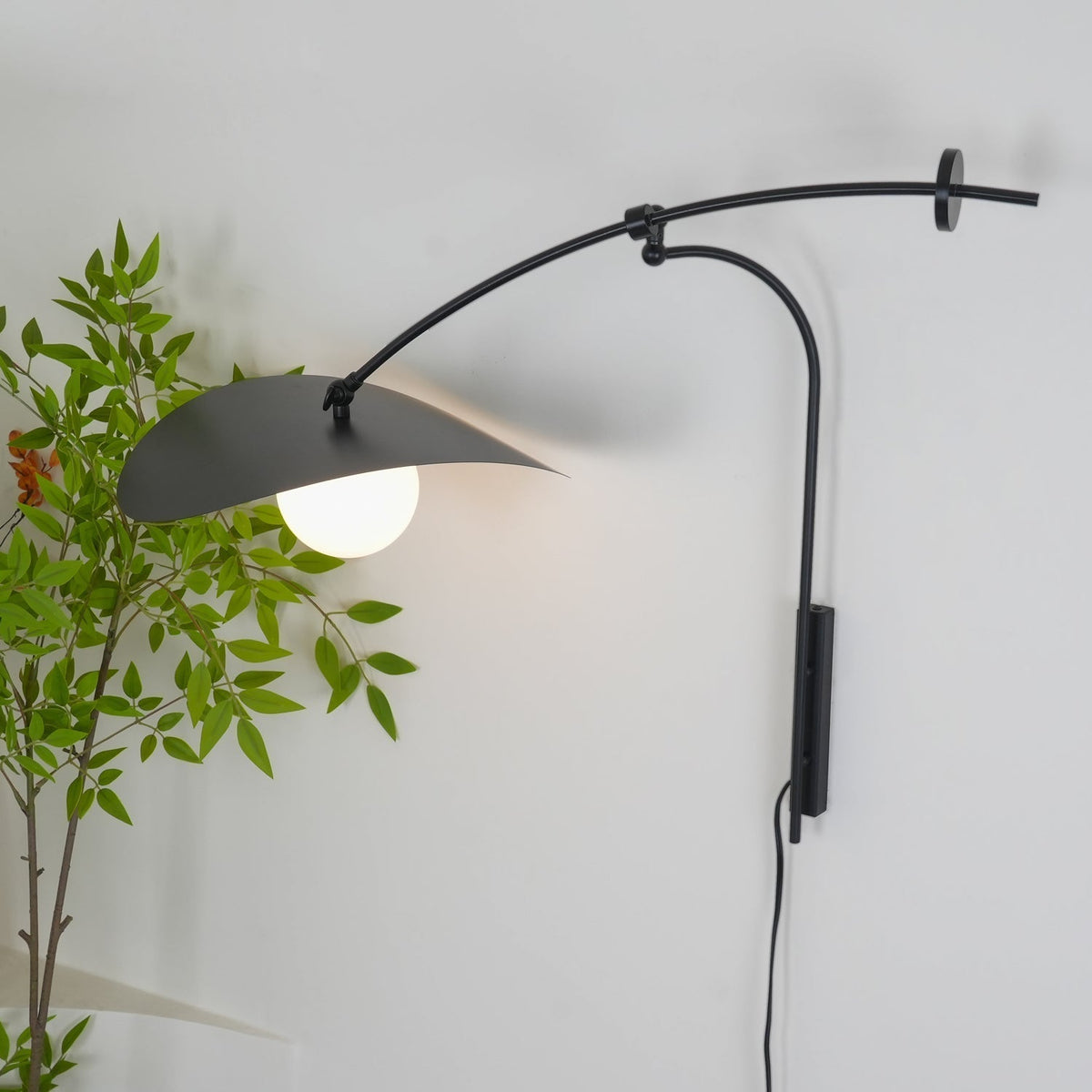 Tirove wandlamp van glas in minimalistisch ontwerp