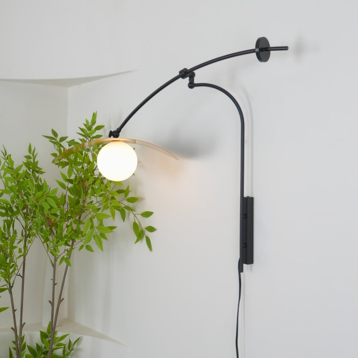 Tirove wandlamp van glas in minimalistisch ontwerp