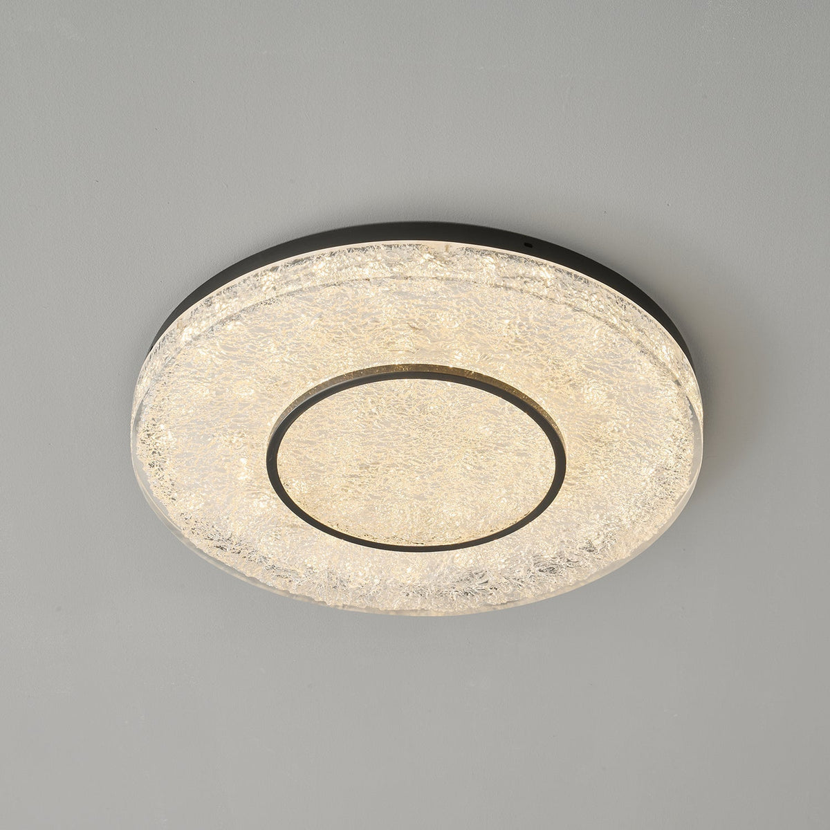 Auraora plafondlamp met mysterieuze cirkel van messing en hars