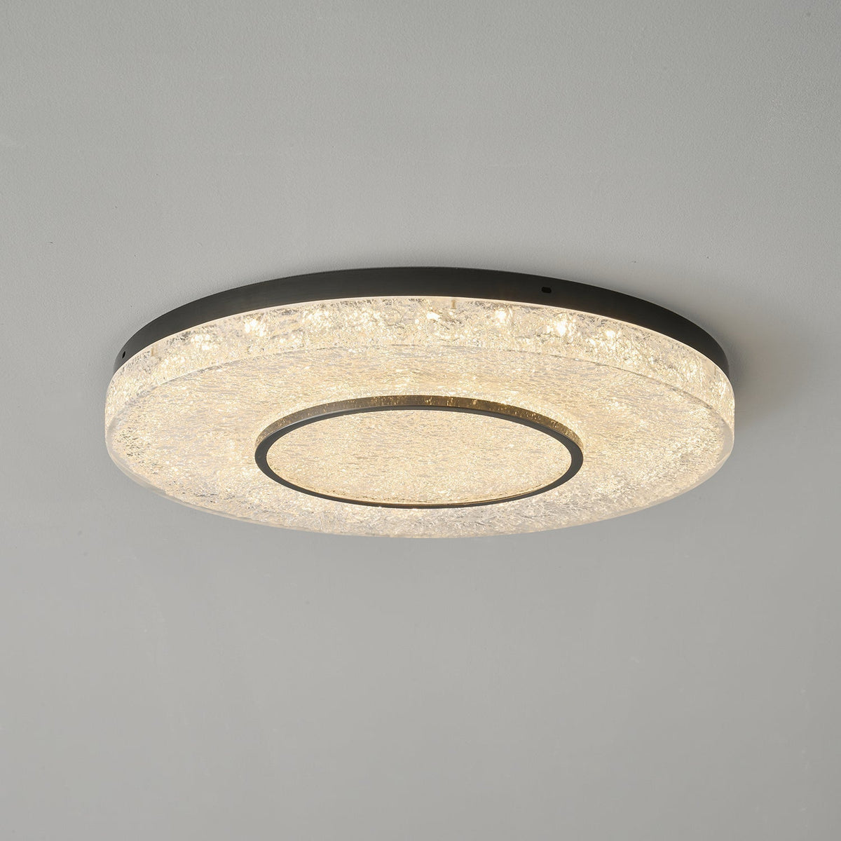 Auraora plafondlamp met mysterieuze cirkel van messing en hars