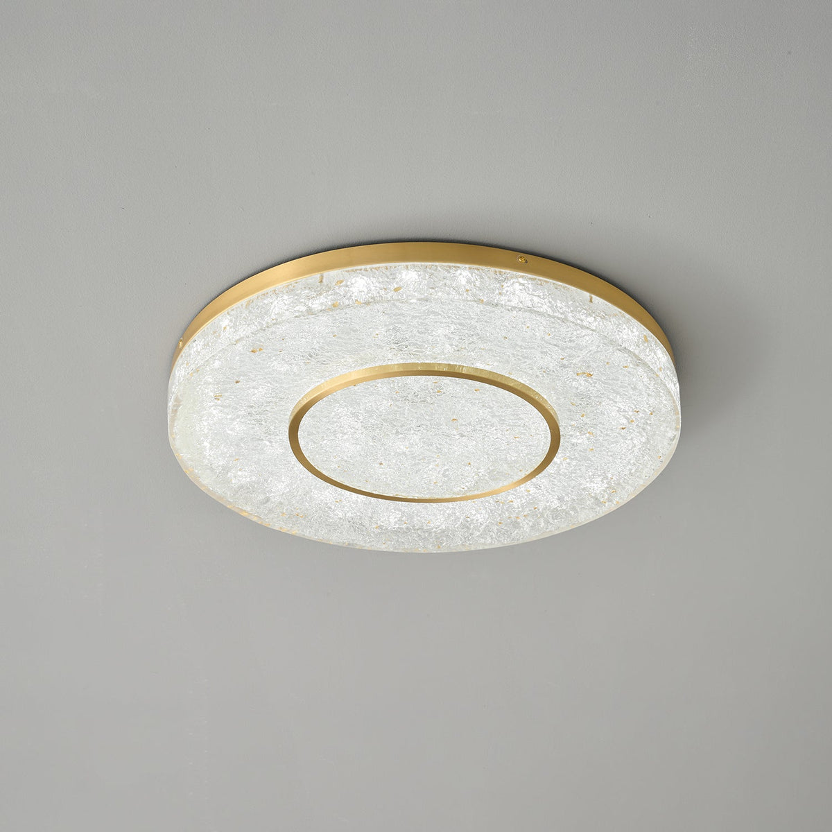 Auraora plafondlamp met mysterieuze cirkel van messing en hars