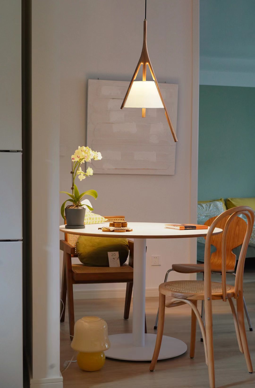 Zovenarae driehoekige hanglamp van walnoothout