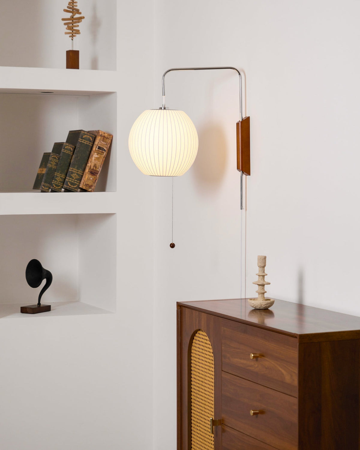 Aldinira wandlamp walnoot bal