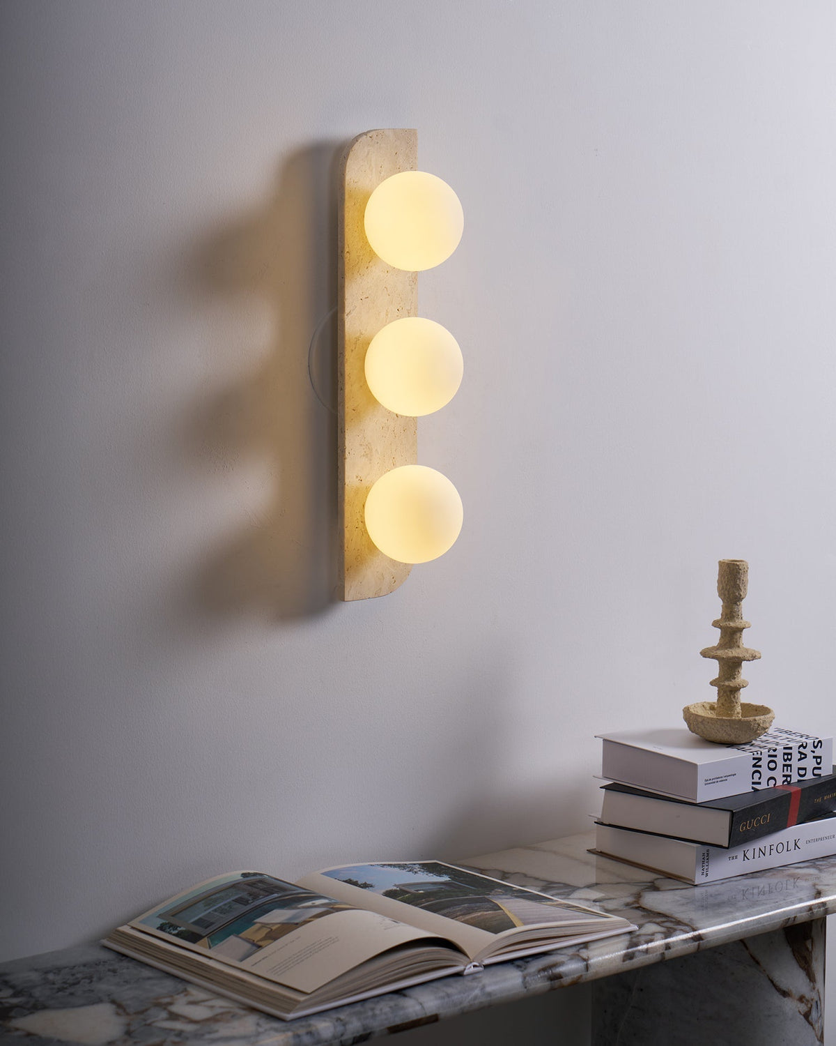 Serearia Minimalistische wandlamp van geel travertin met stekker