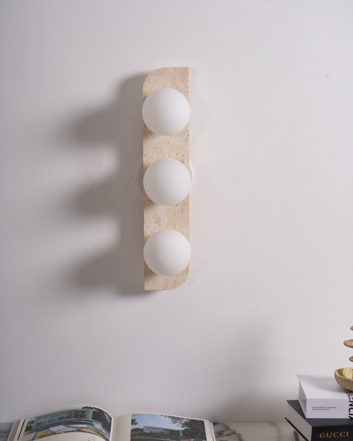 Serearia Minimalistische wandlamp van geel travertin met stekker
