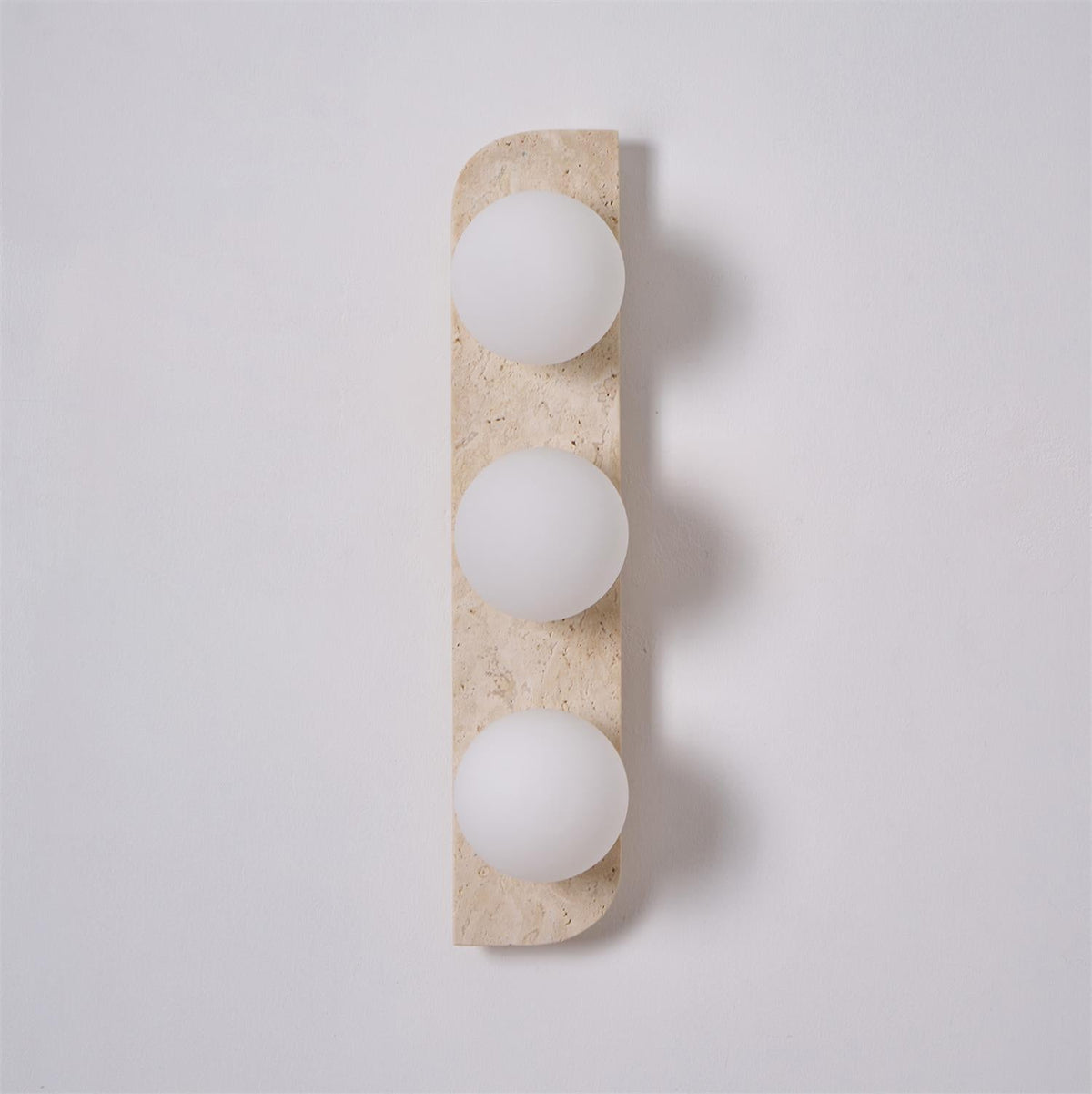 Serearia Minimalistische wandlamp van geel travertin met stekker