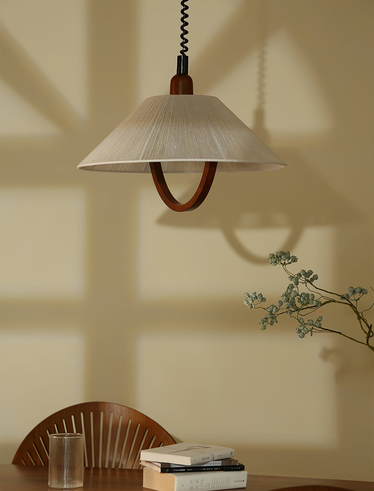 Reneria Minimalistische hanglamp van walnoot en beige