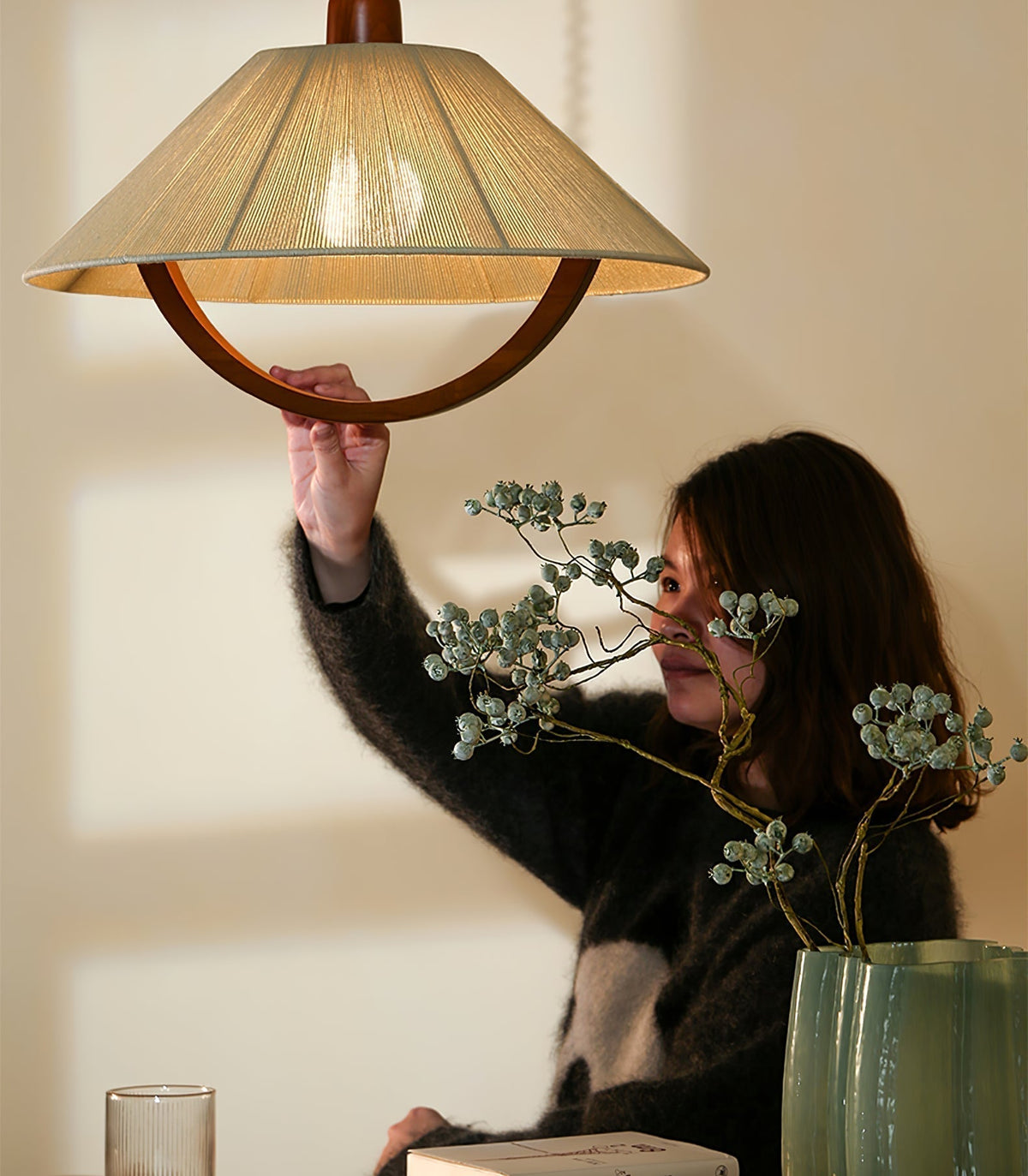 Reneria Minimalistische hanglamp van walnoot en beige