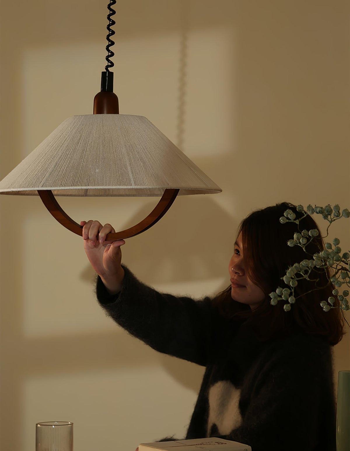 Reneria Minimalistische hanglamp van walnoot en beige