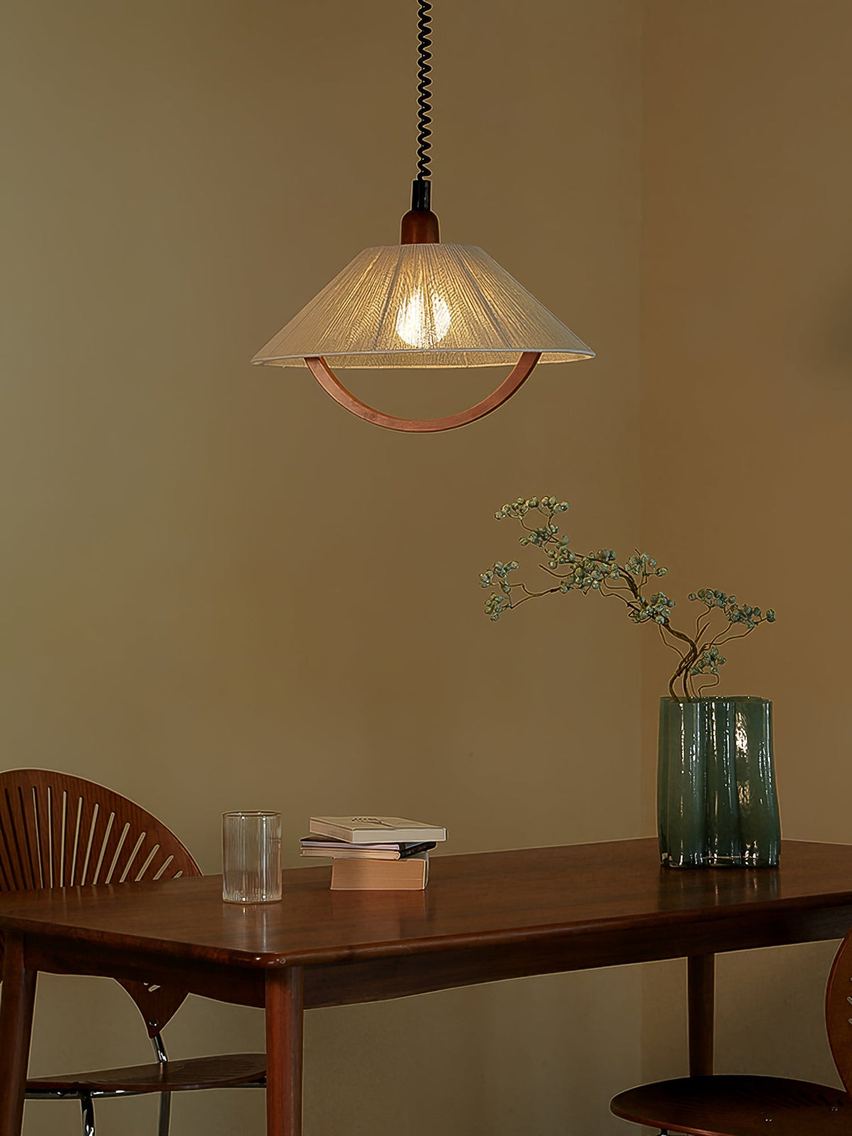 Reneria Minimalistische hanglamp van walnoot en beige