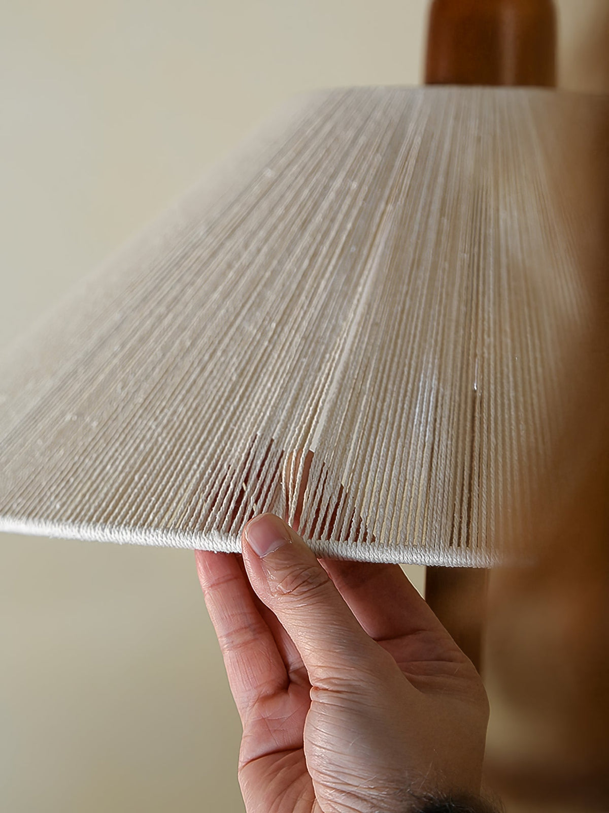 Reneria Minimalistische hanglamp van walnoot en beige