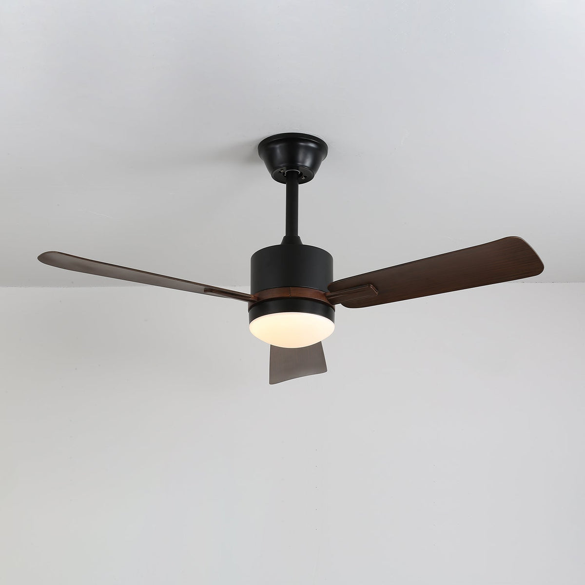 Zeyra Moderne plafondventilator met verlichting van walnoothout