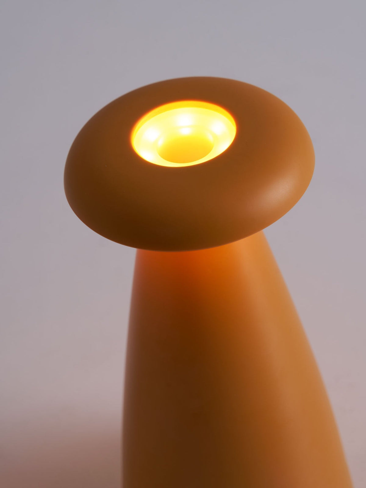 Mushroove tafellamp van keramiek in minimalistisch ontwerp