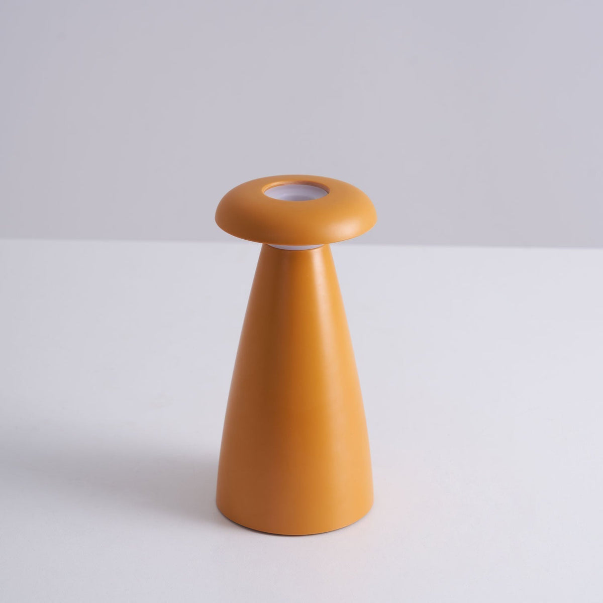 Mushroove tafellamp van keramiek in minimalistisch ontwerp