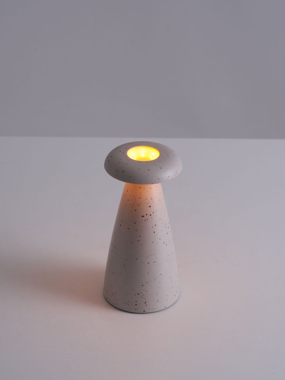 Mushroove tafellamp van keramiek in minimalistisch ontwerp