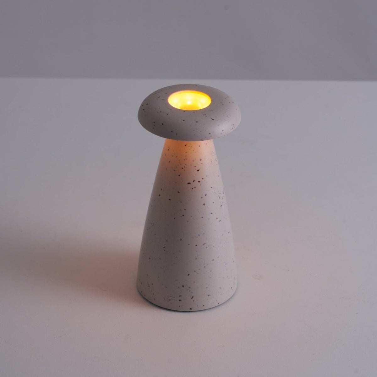 Mushroove tafellamp van keramiek in minimalistisch ontwerp