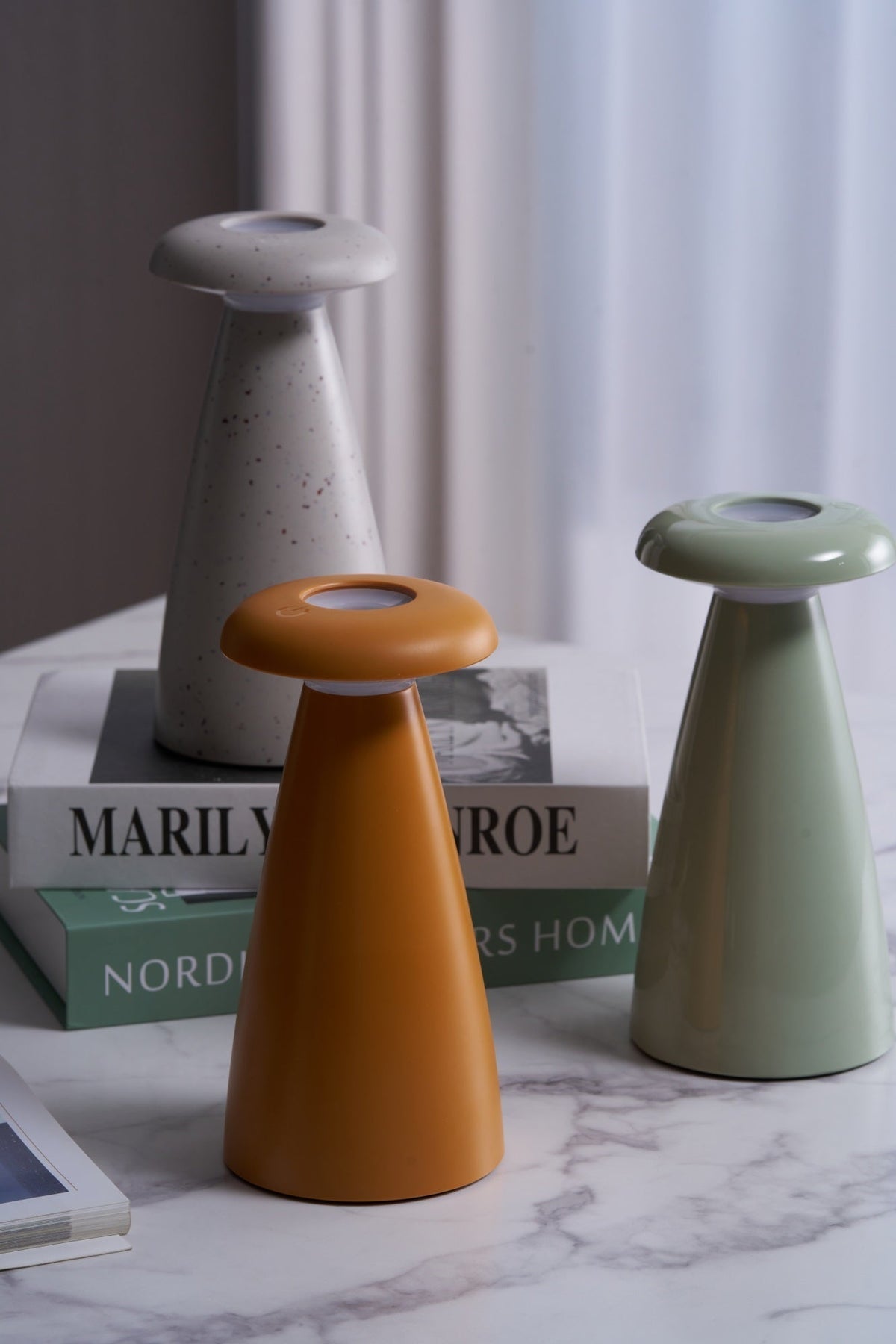 Mushroove tafellamp van keramiek in minimalistisch ontwerp