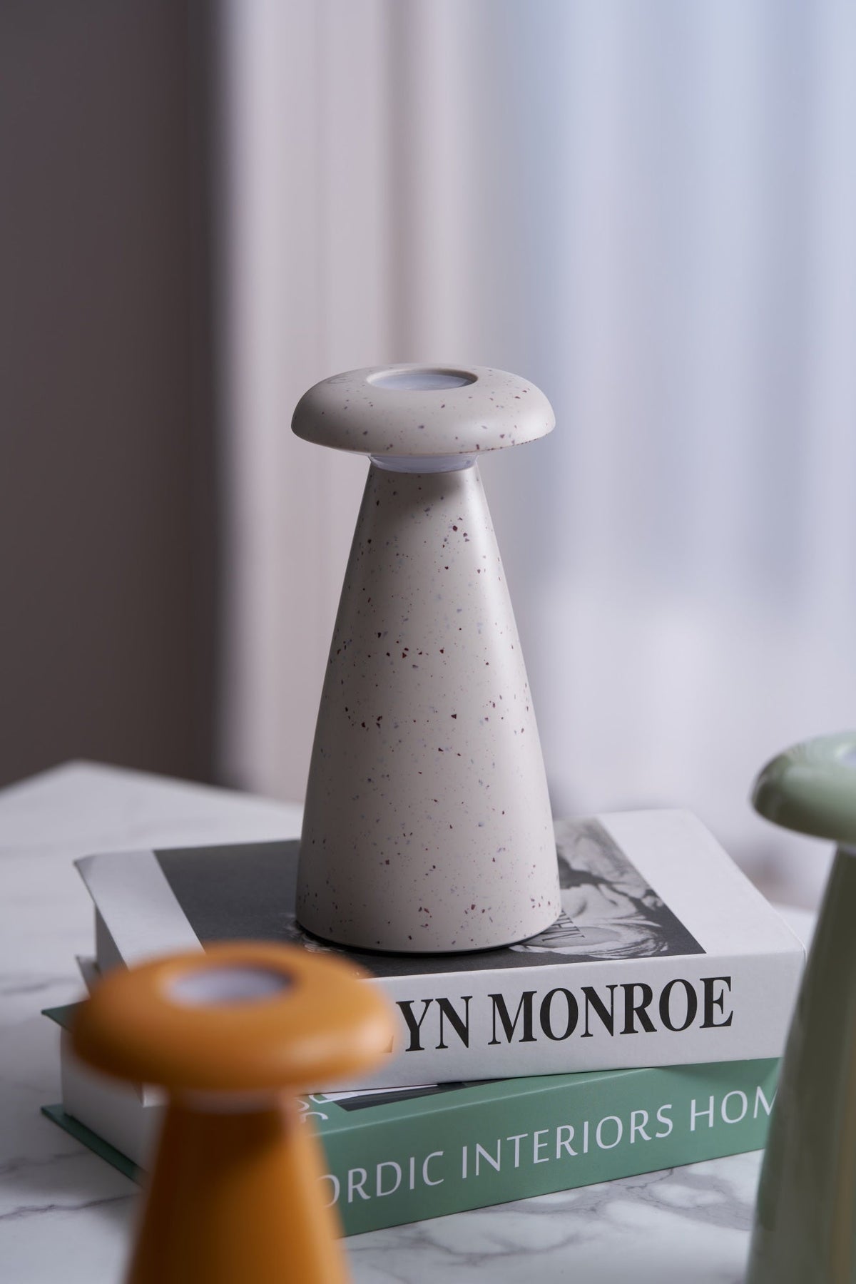 Mushroove tafellamp van keramiek in minimalistisch ontwerp