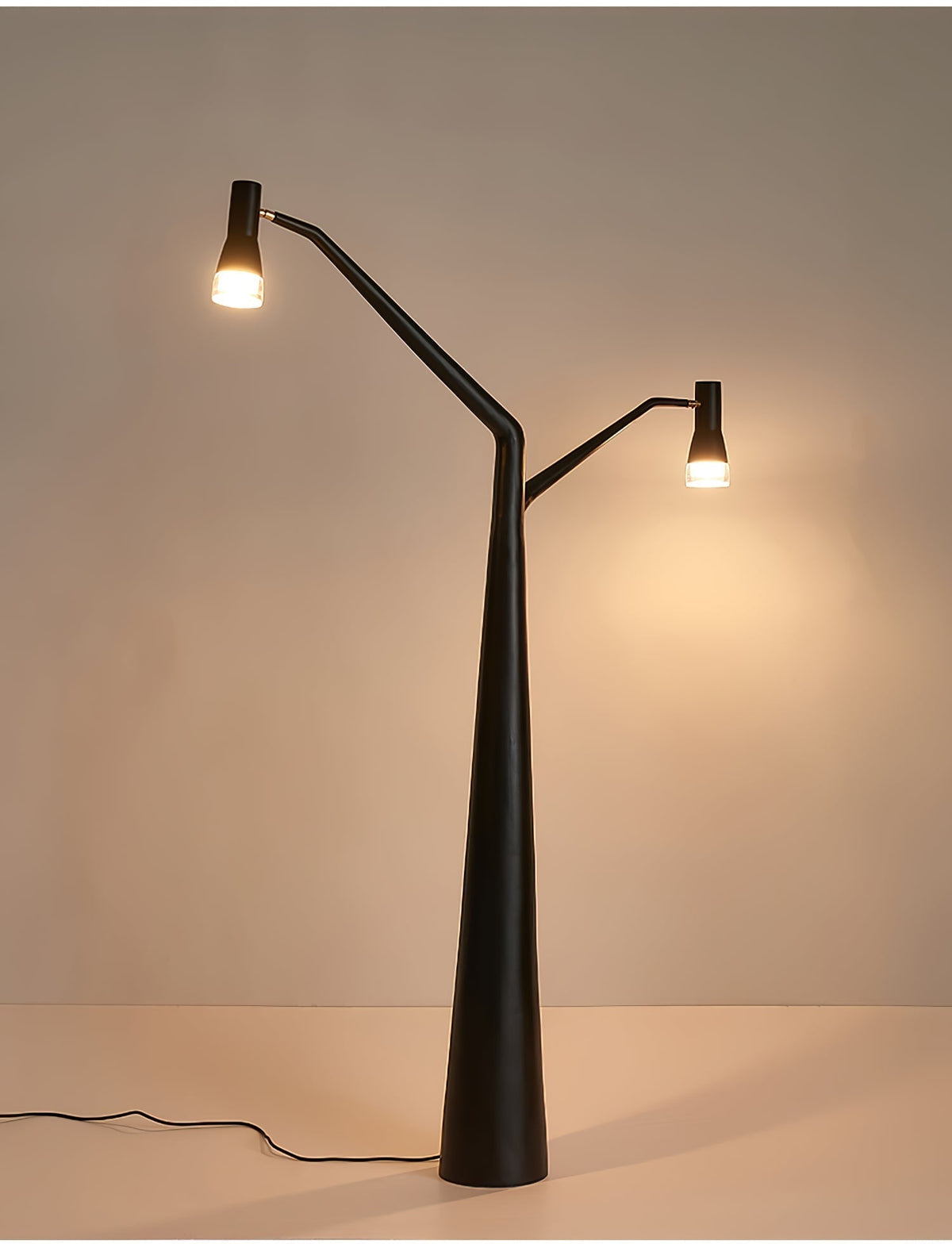 Lylirarae vloerlamp in zwart, takkenstijl