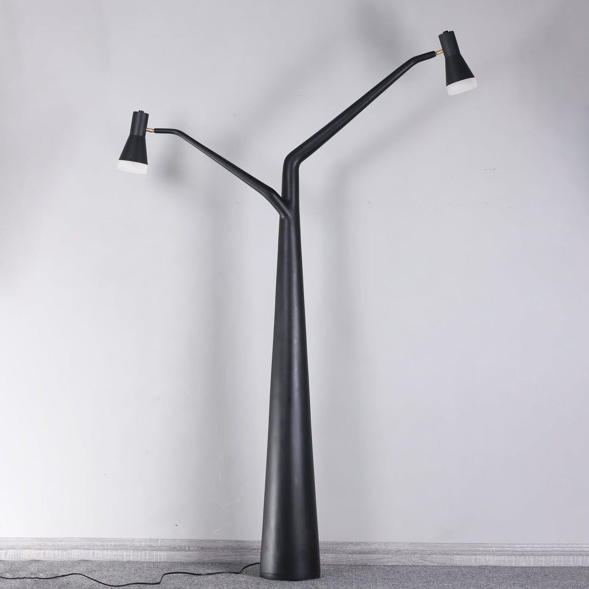 Lylirarae vloerlamp in zwart, takkenstijl