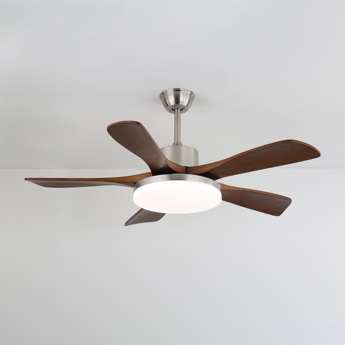Elverena plafondventilator met verlichting van walnoot