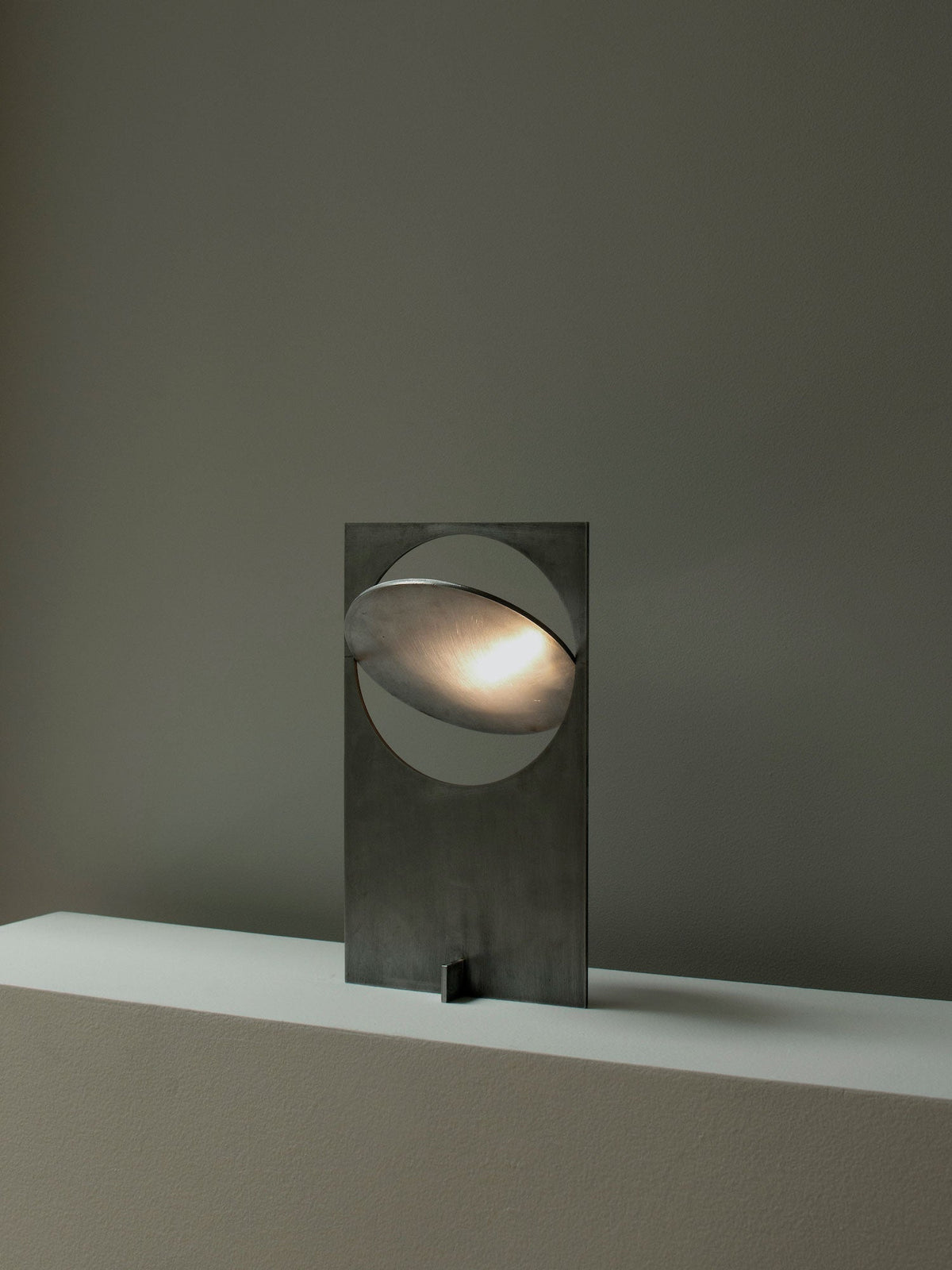 Sixor tafellamp van staal met futuristisch design