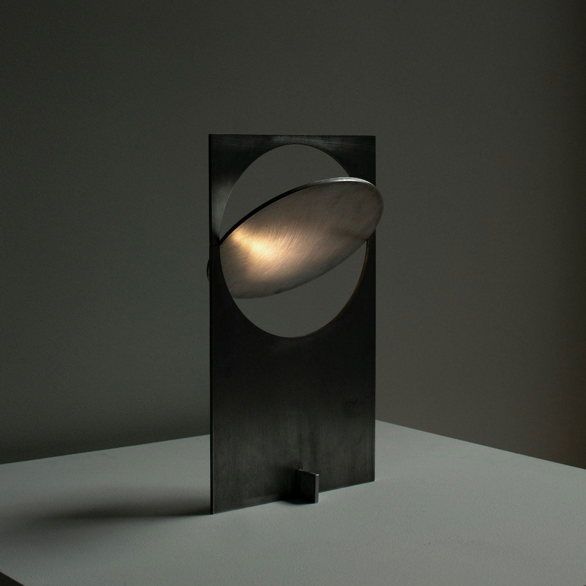 Sixor tafellamp van staal met futuristisch design