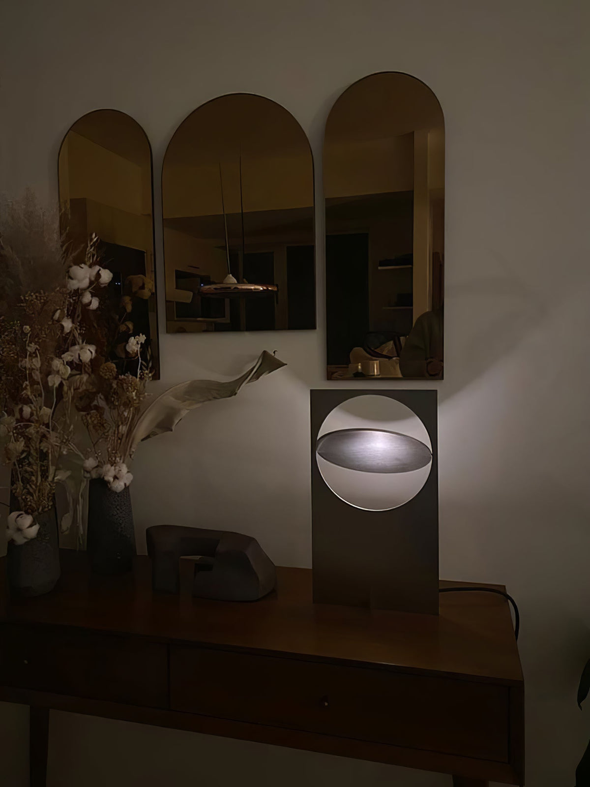 Sixor tafellamp van staal met futuristisch design