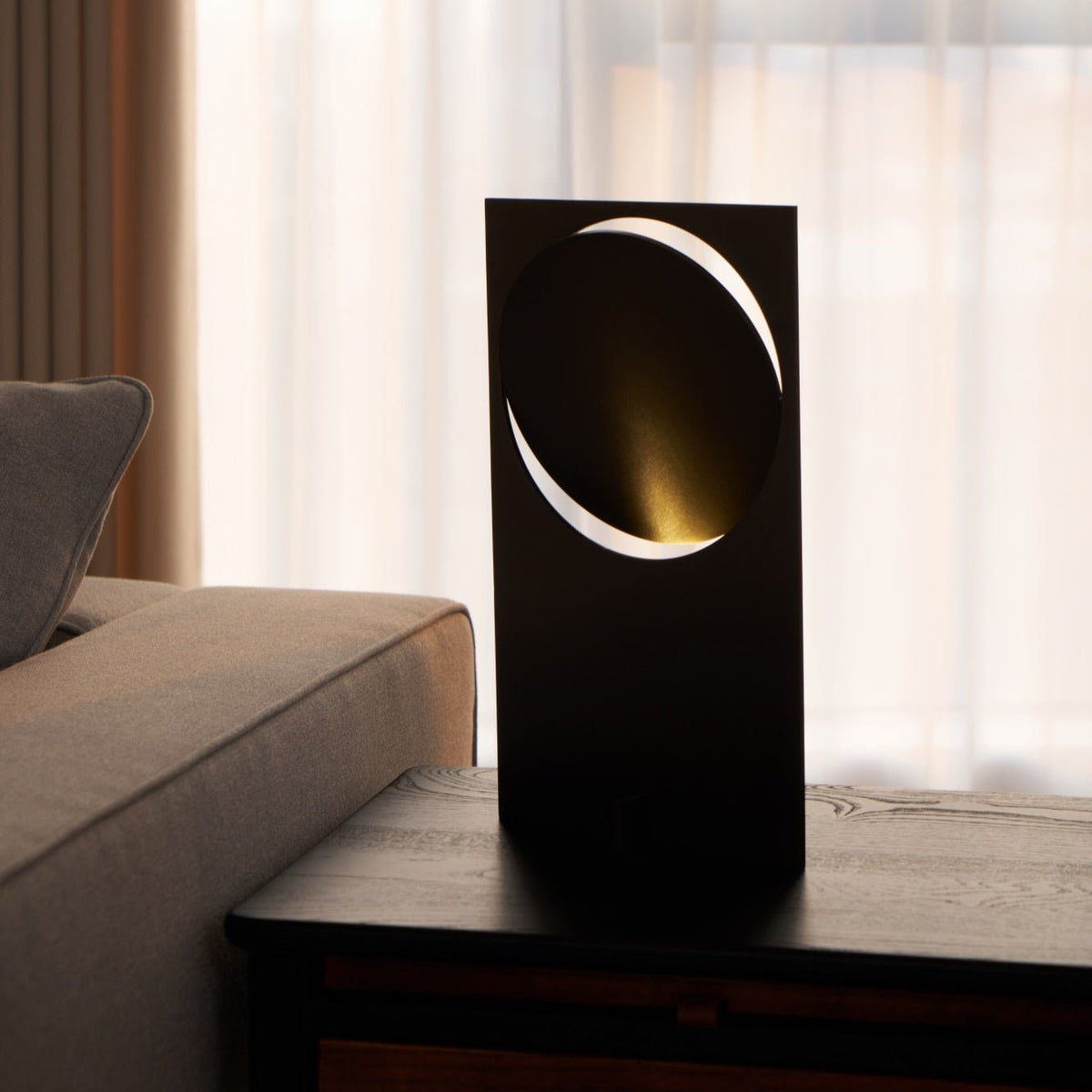 Sixor tafellamp van staal met futuristisch design