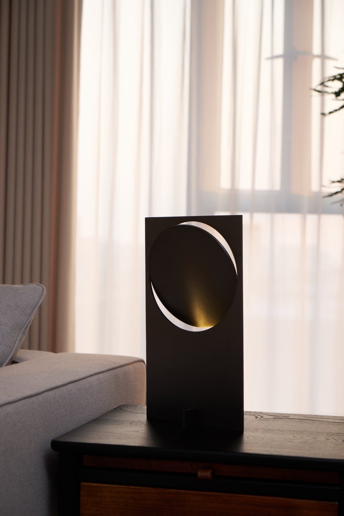 Sixor tafellamp van staal met futuristisch design