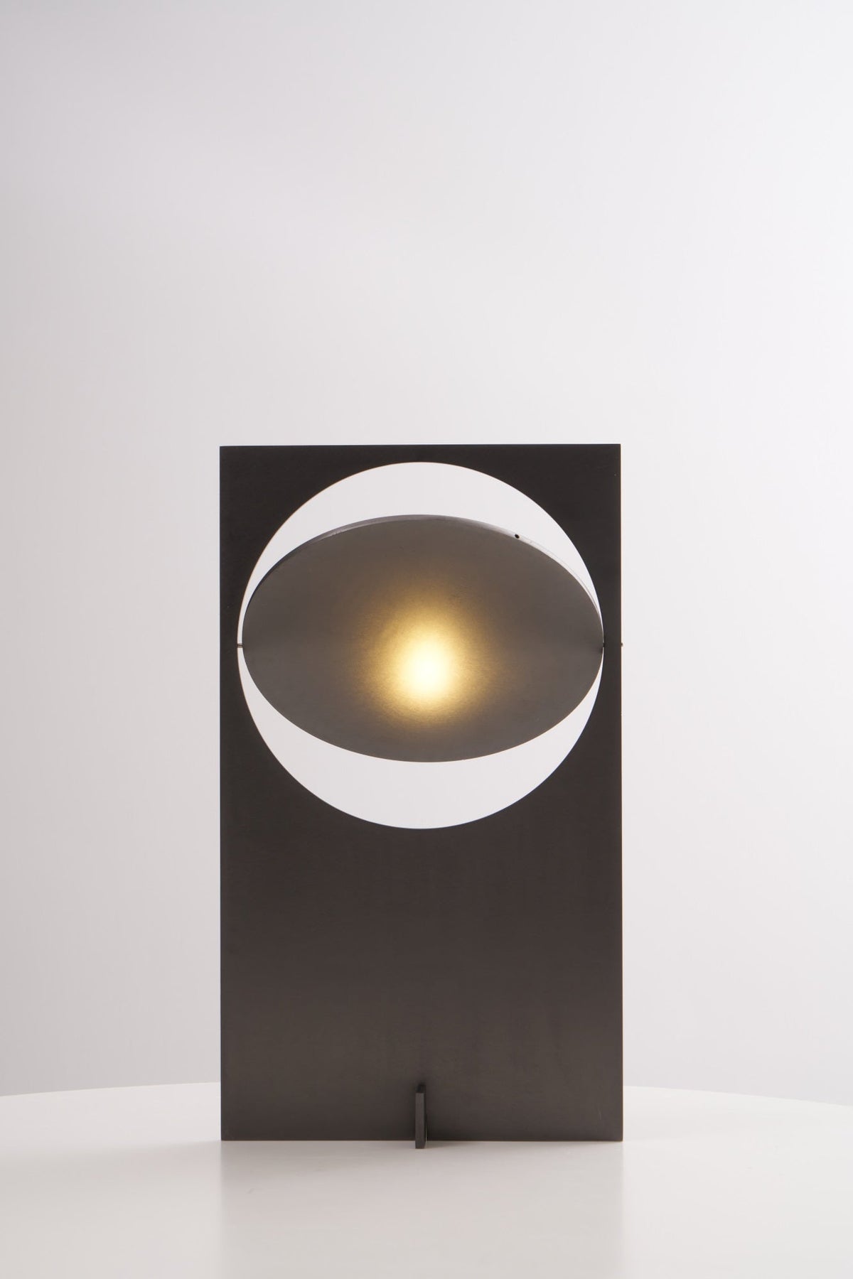 Sixor tafellamp van staal met futuristisch design