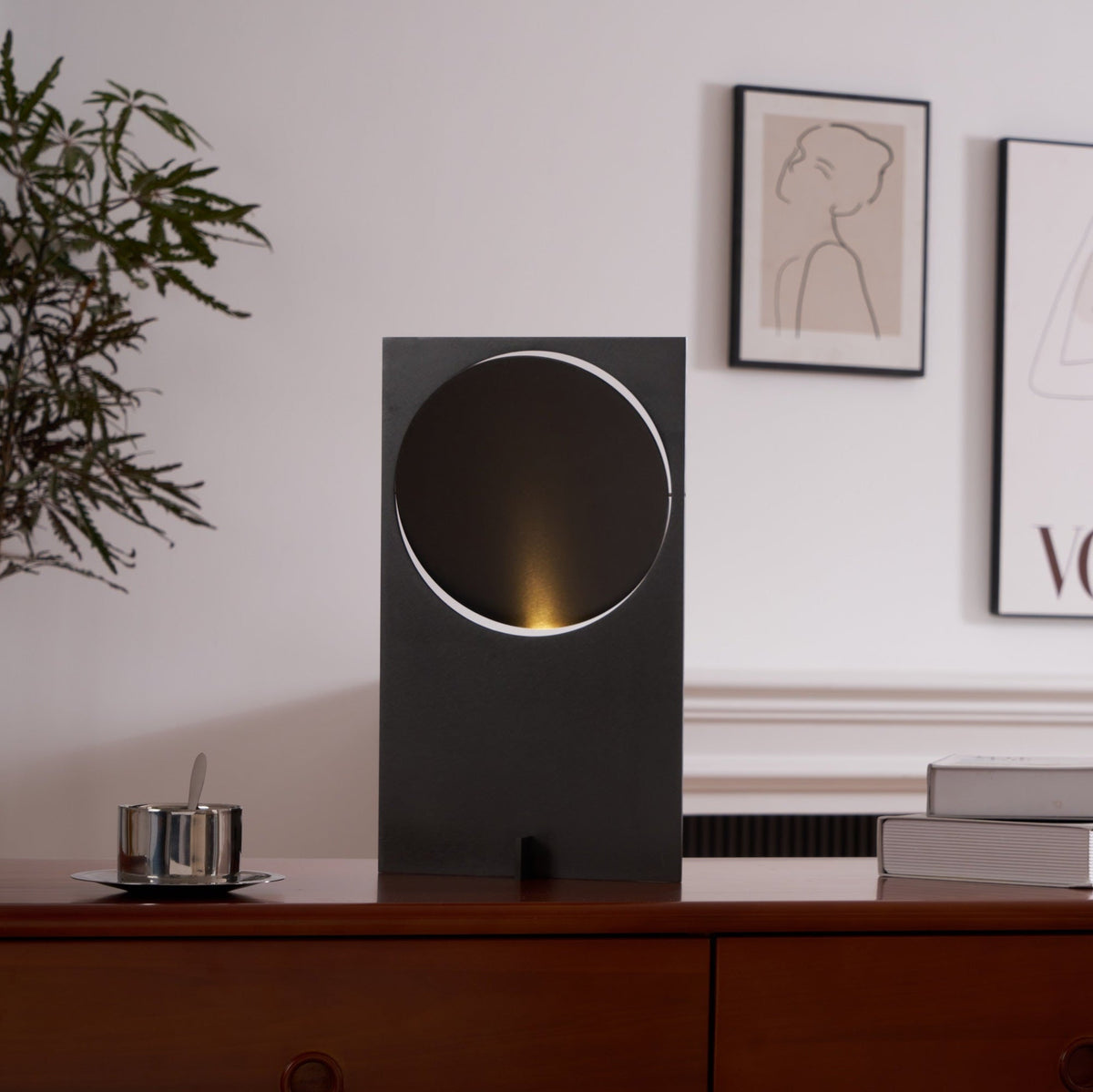 Sixor tafellamp van staal met futuristisch design