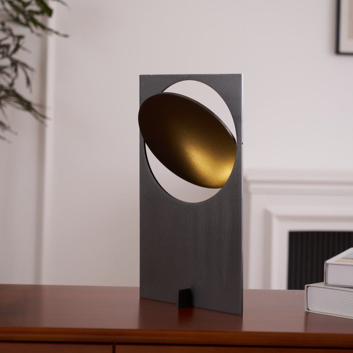 Sixor tafellamp van staal met futuristisch design