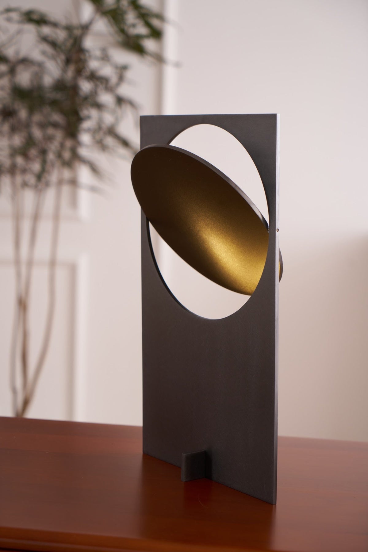 Sixor tafellamp van staal met futuristisch design