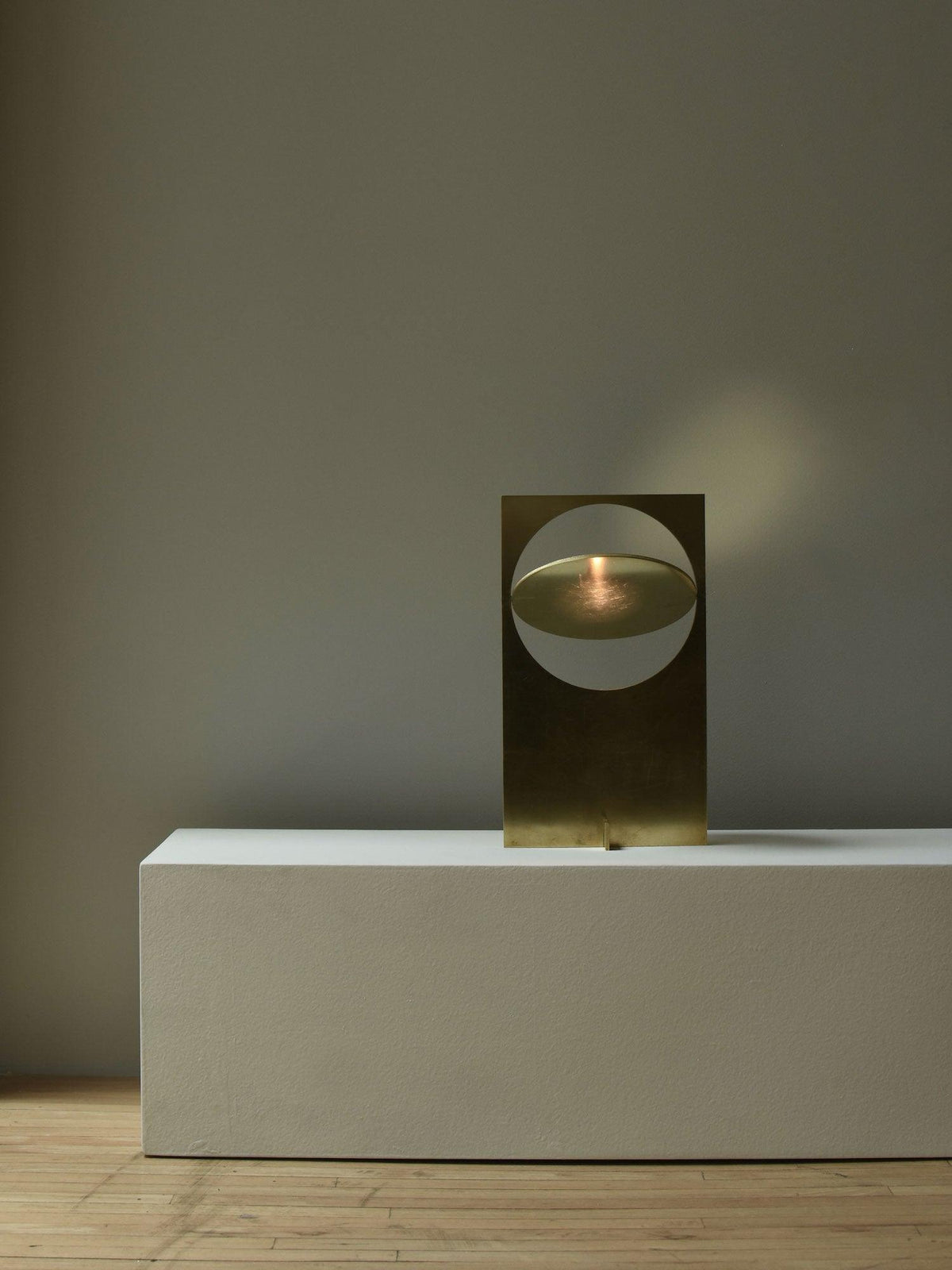 Sixor tafellamp van staal met futuristisch design