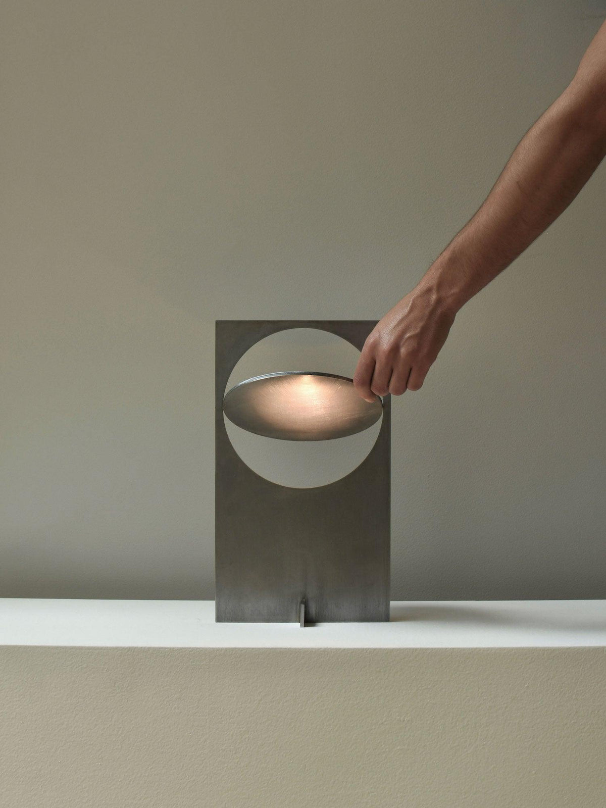 Sixor tafellamp van staal met futuristisch design