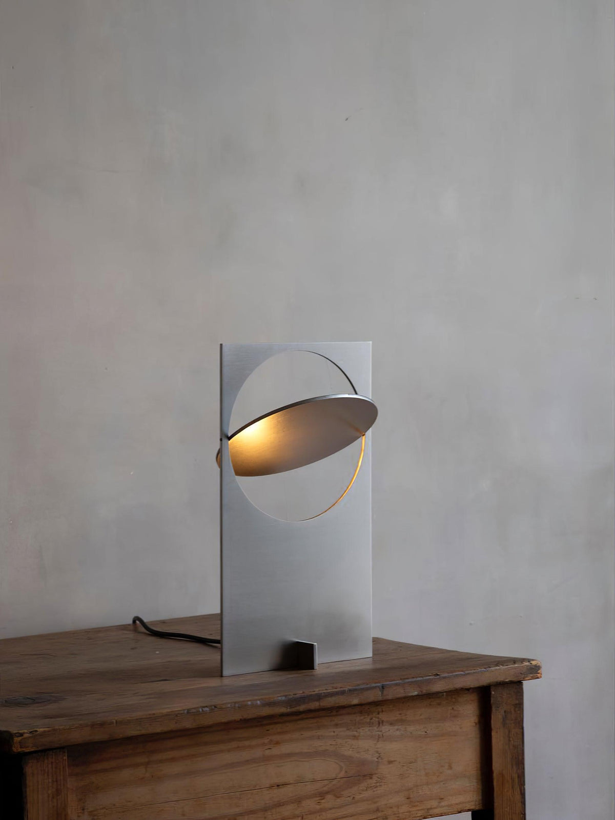 Sixor tafellamp van staal met futuristisch design