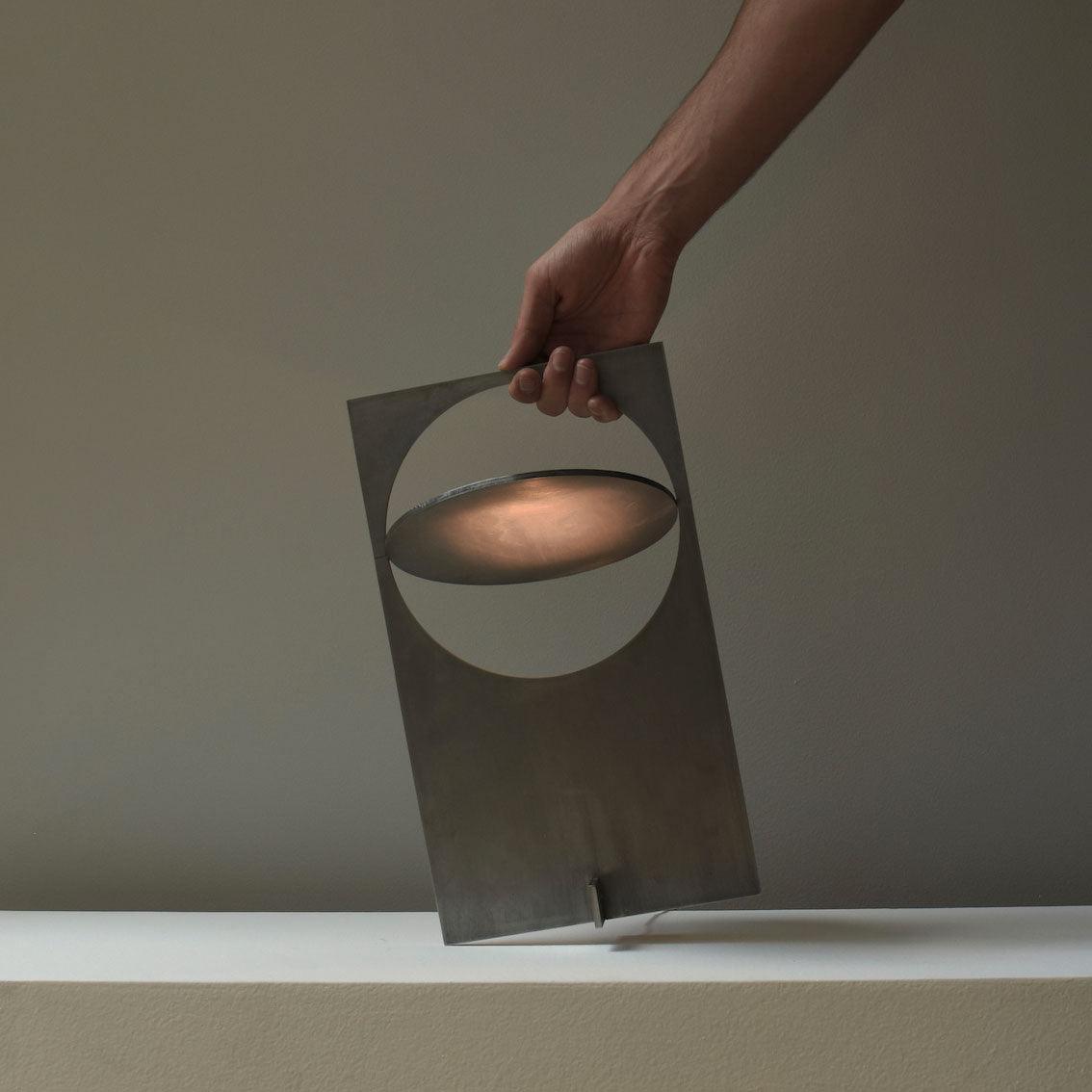 Sixor tafellamp van staal met futuristisch design