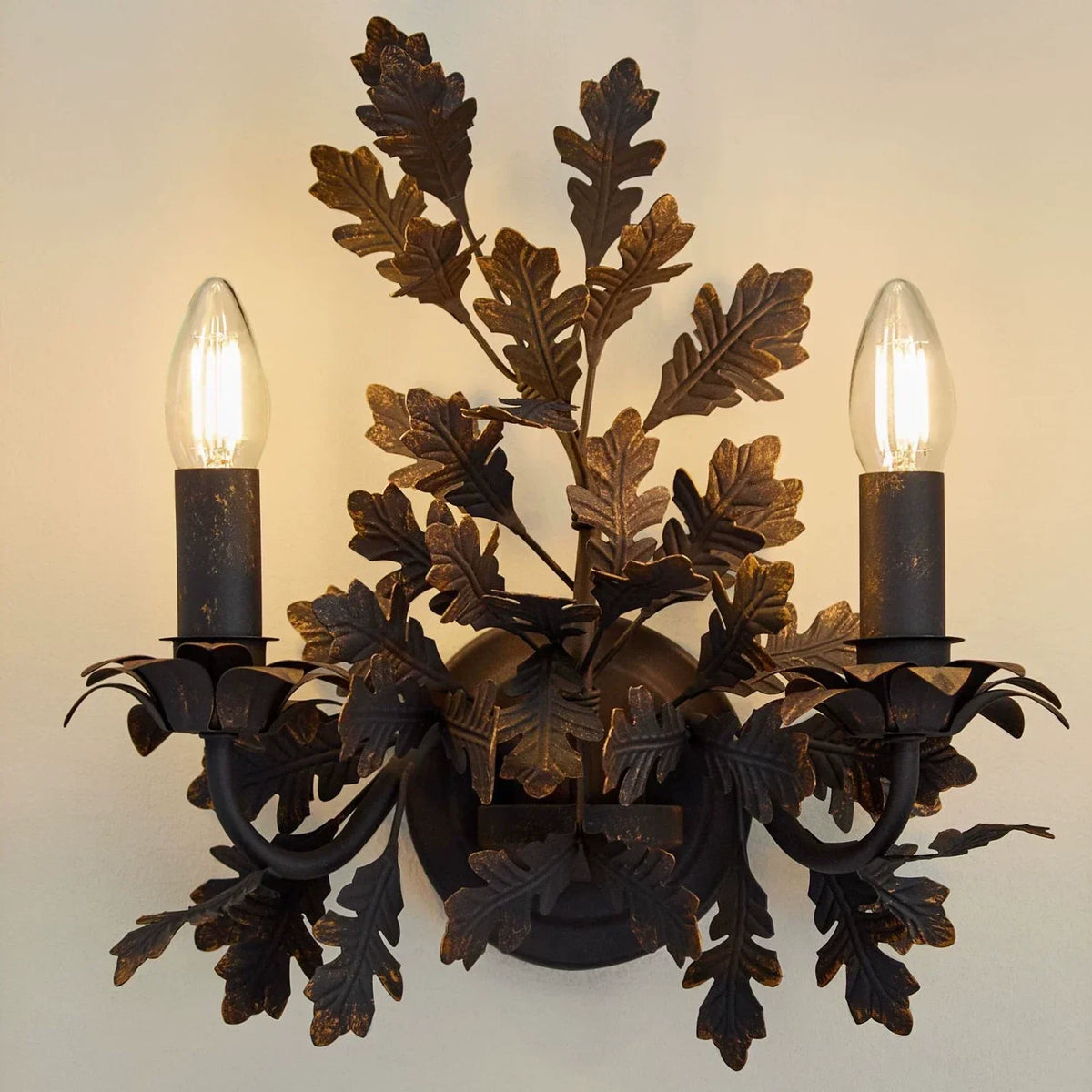 Orvaline wandlamp in gevlochten ijzer met eikenvormige bladeren