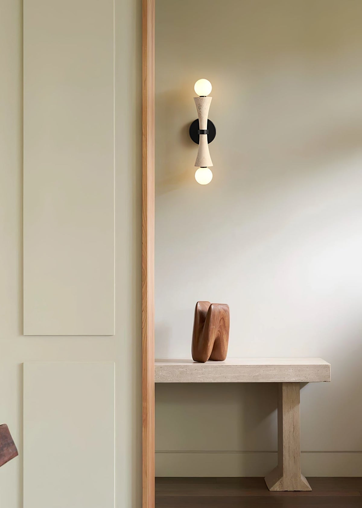Oloriel sculpturale wandlamp van geel travertin