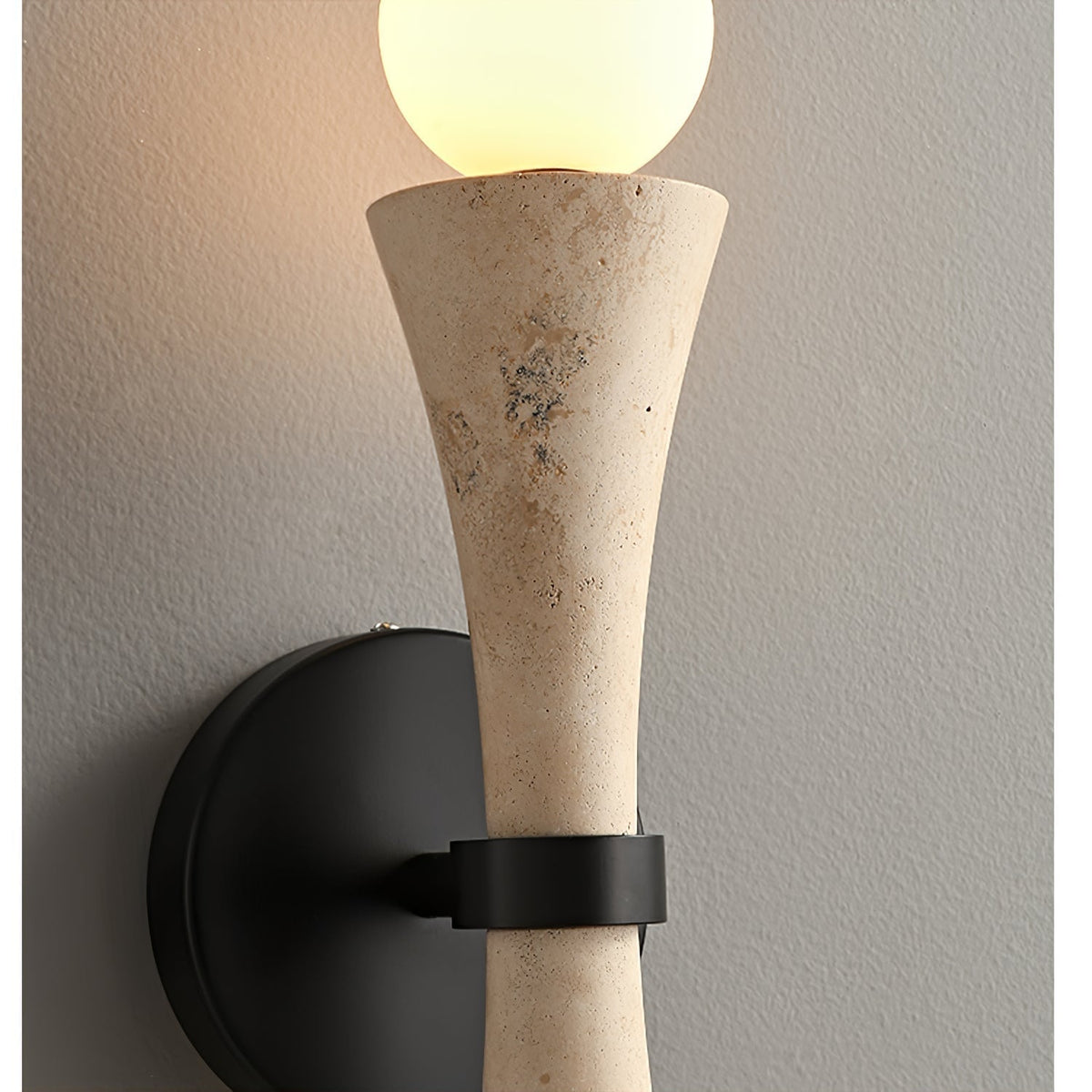 Oloriel sculpturale wandlamp van geel travertin