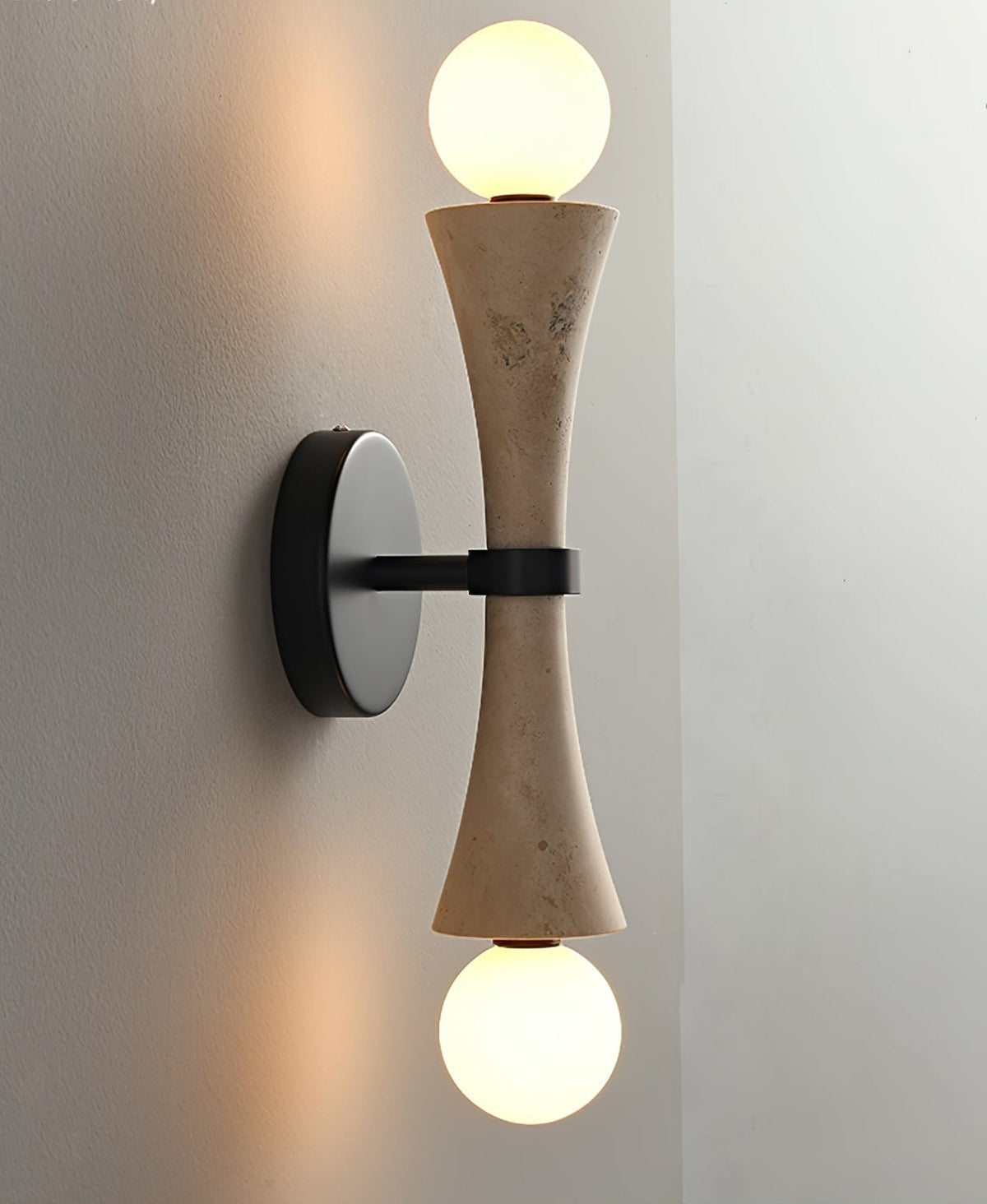 Oloriel sculpturale wandlamp van geel travertin