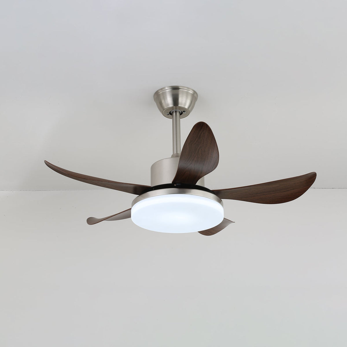 Nerra moderne plafondventilator met verlichting van walnoothout