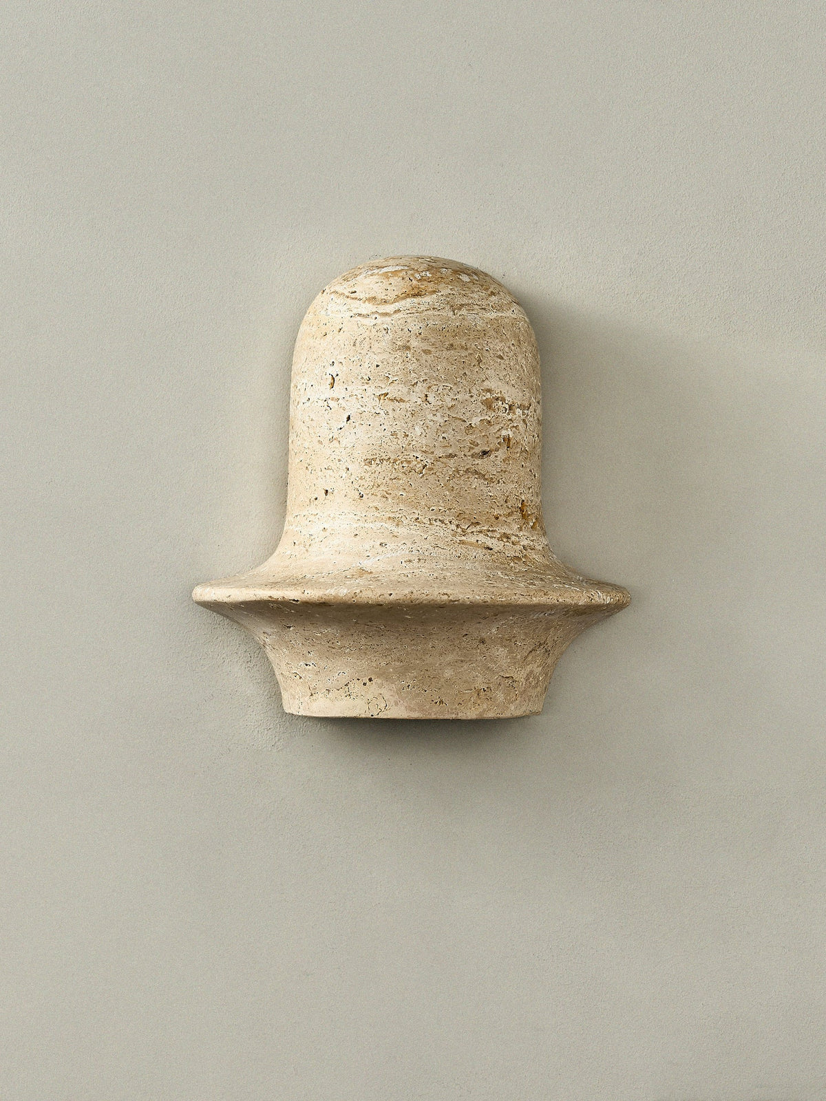 Xena sculpturale wandlamp van geel travertin