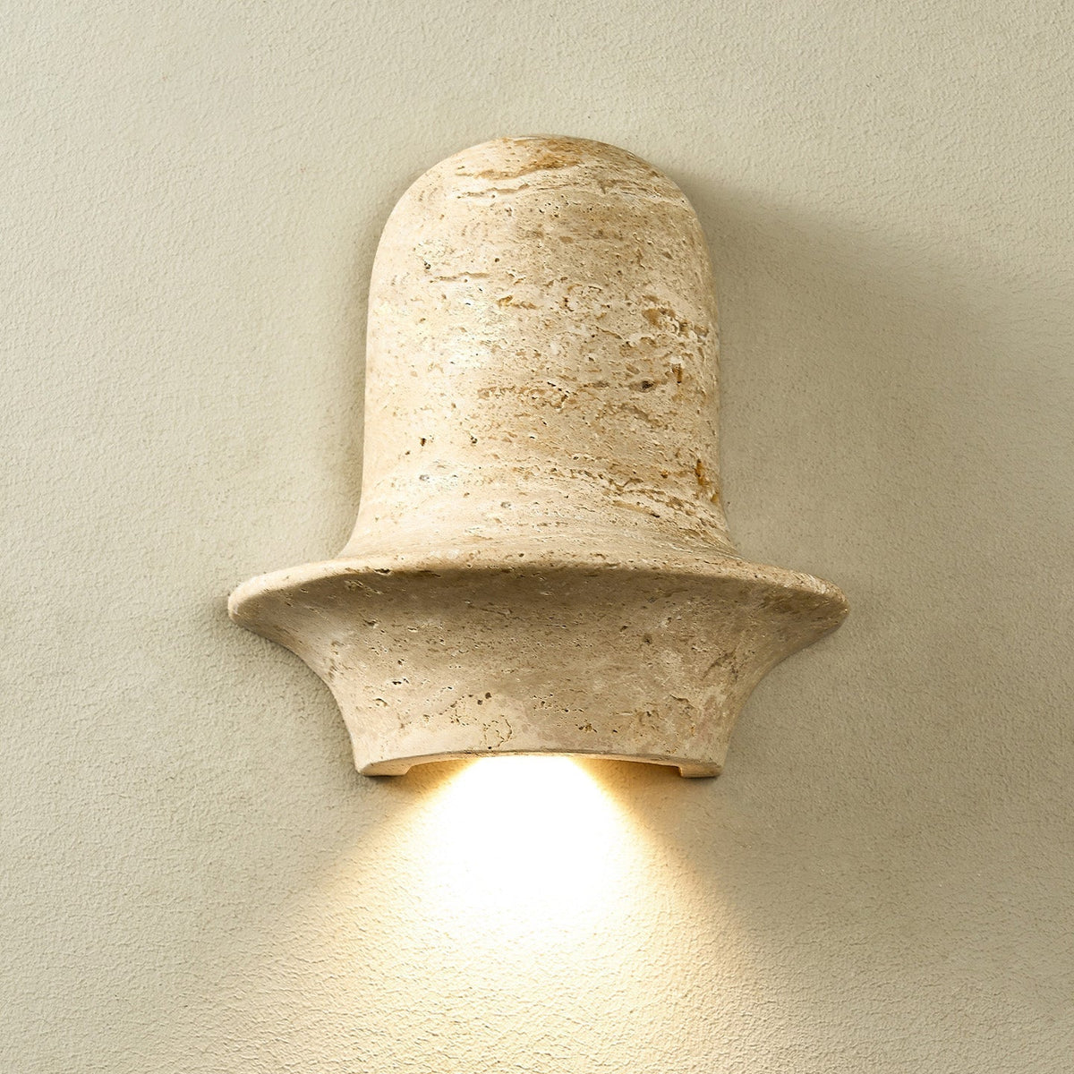 Xena sculpturale wandlamp van geel travertin