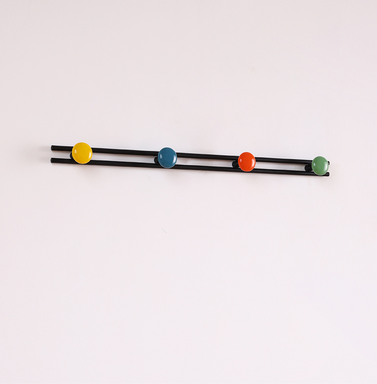 Pallini Wandkledingrek met keramische knoppen