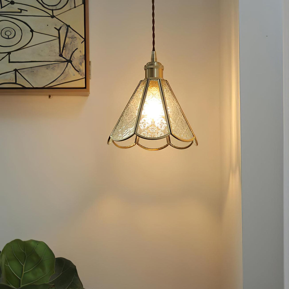 Arvane elegante hanglamp van messing en glas met gestructureerde kap