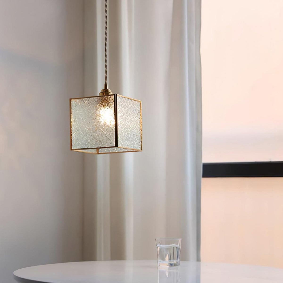 Arvane elegante hanglamp van messing en glas met gestructureerde kap